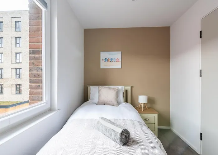 Modern 5 Bedroom Town House With Off St Parking
