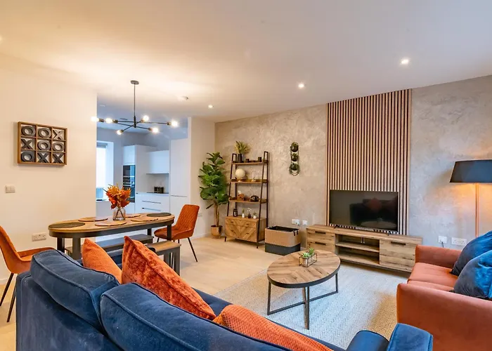 Modern 5 Bedroom Town House With Off St Parking