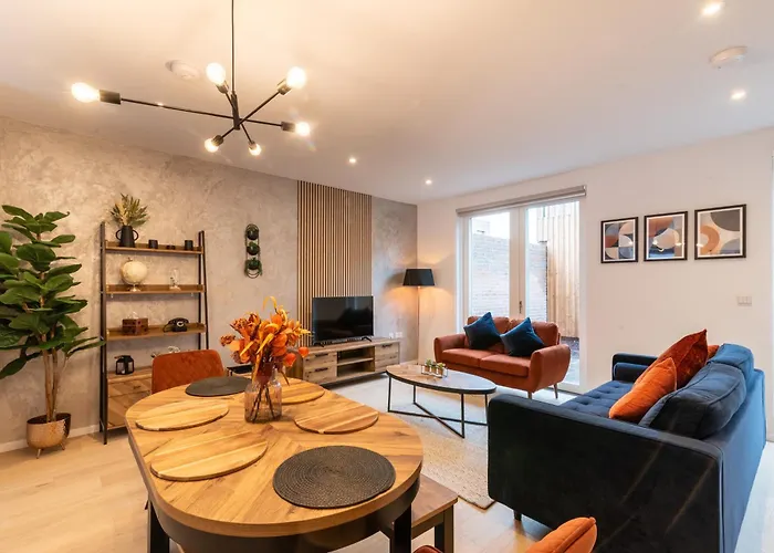 Modern 5 Bedroom Town House With Off St Parking