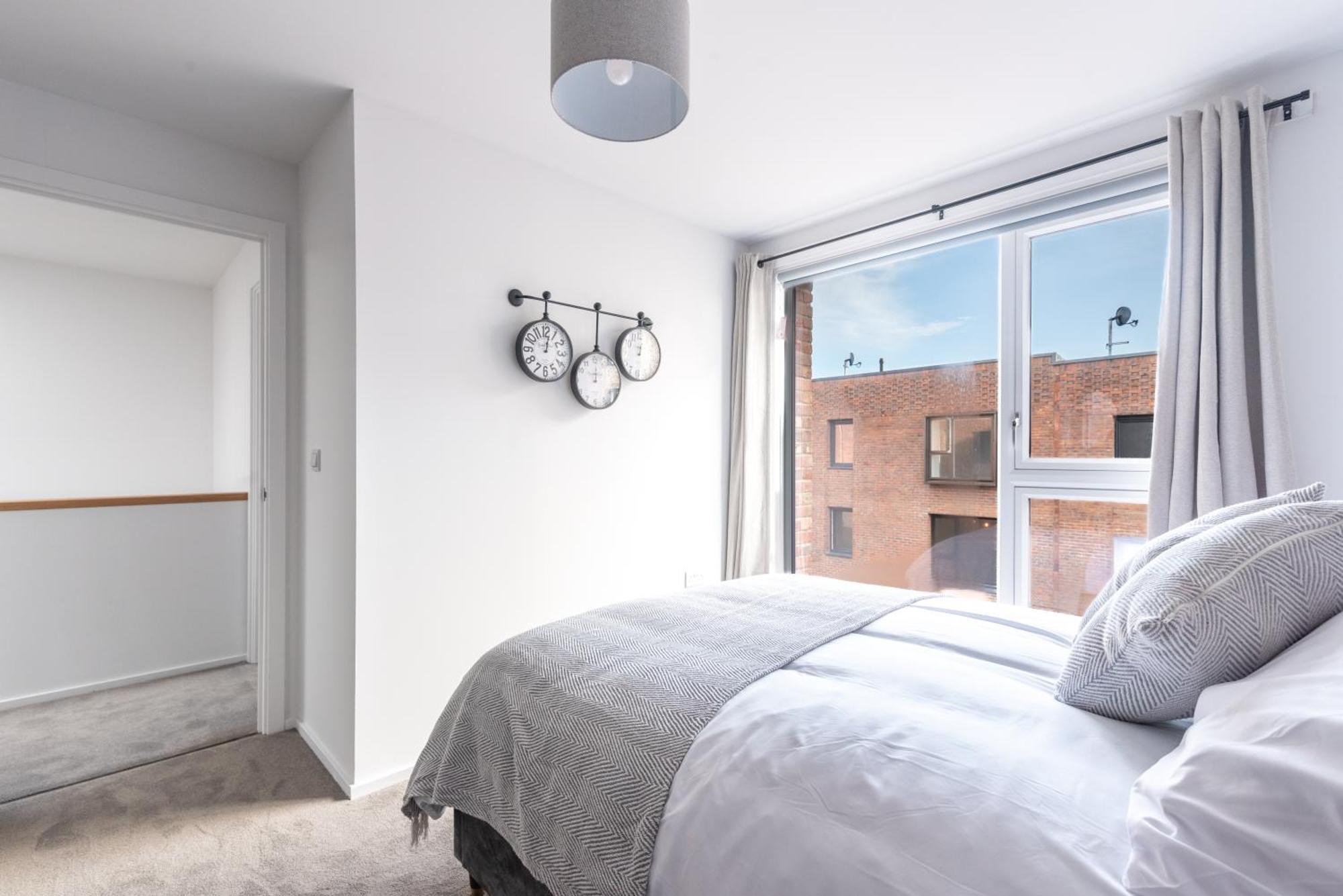 Modern 5 Bedroom Town House With Off St Parking