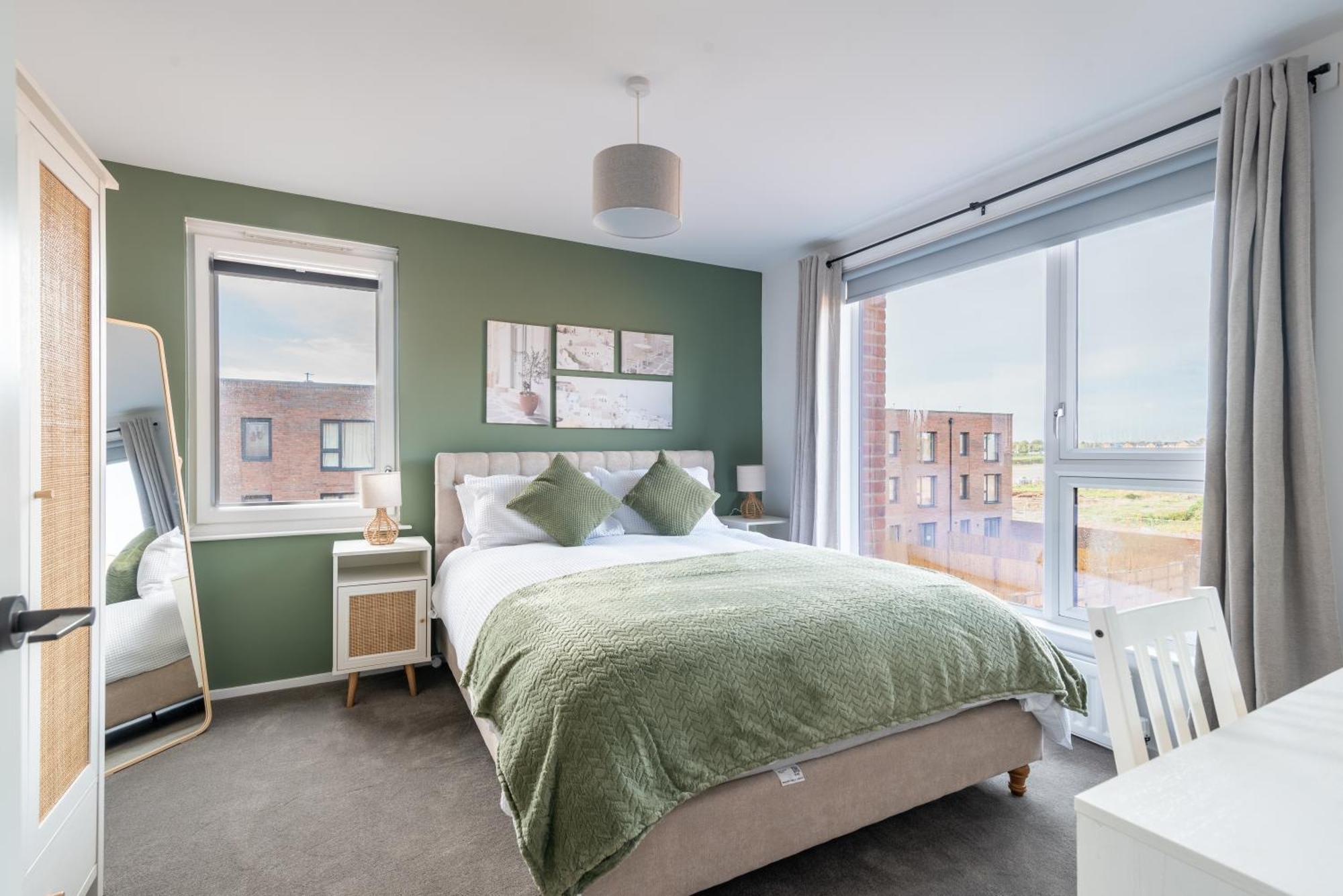 Modern 5 Bedroom Town House With Off St Parking *