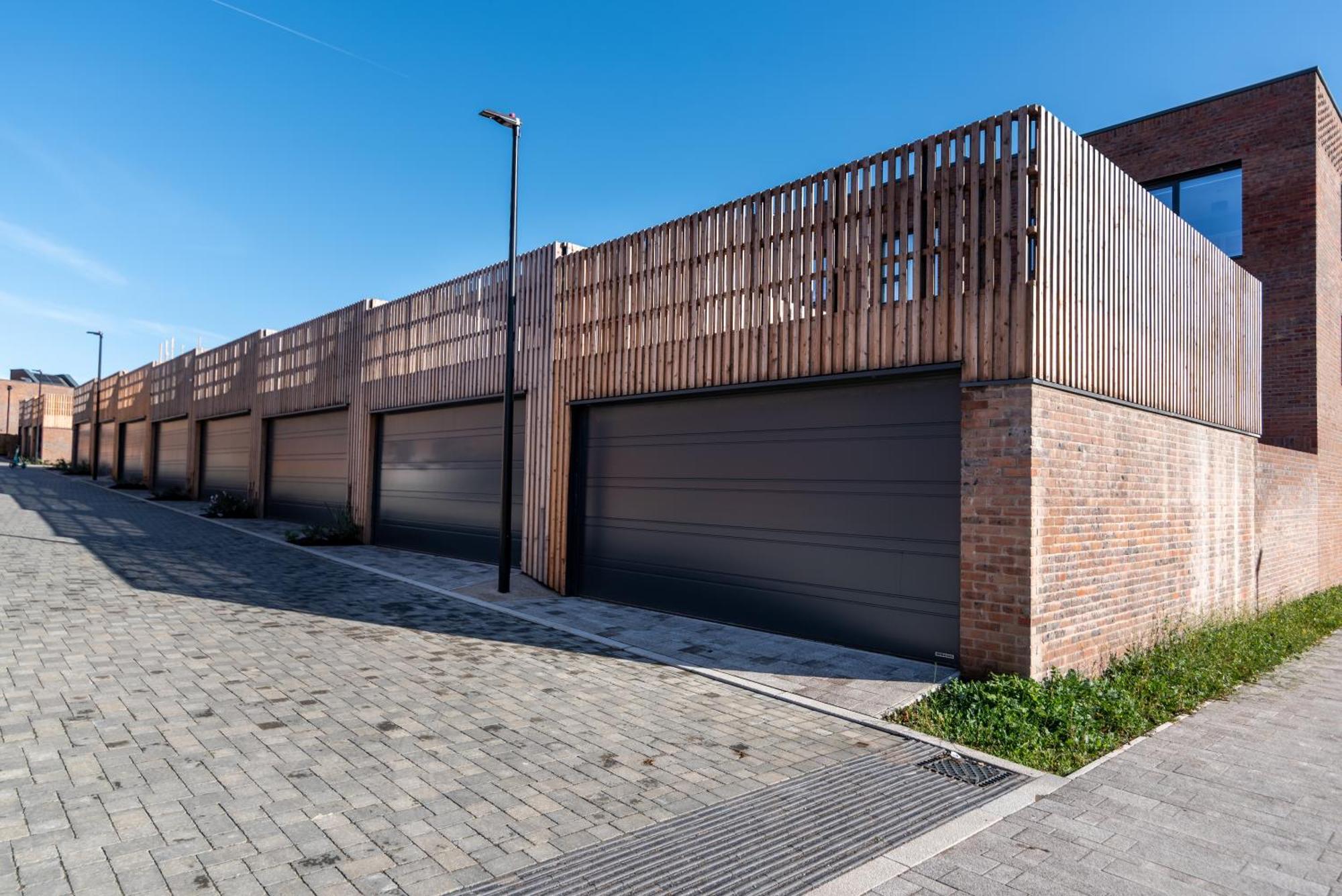 Modern 5 Bedroom Town House With Off St Parking *
