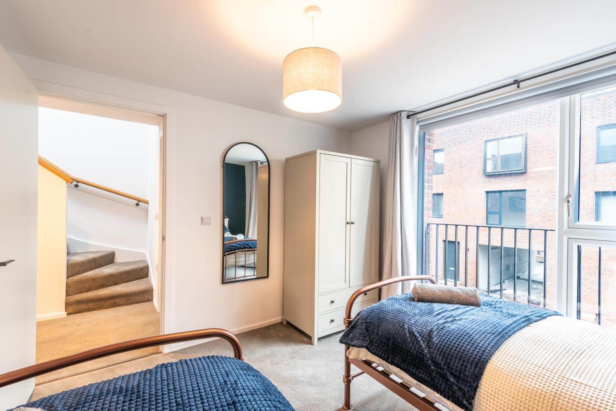 Modern 5 Bedroom Town House With Off St Parking * Bristol