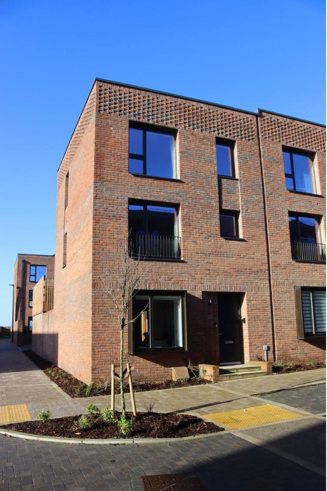 Modern 5 Bedroom Town House With Off St Parking Сasa de vacaciones *